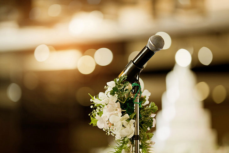 Hochzeitsrede Mikrofon Blumen