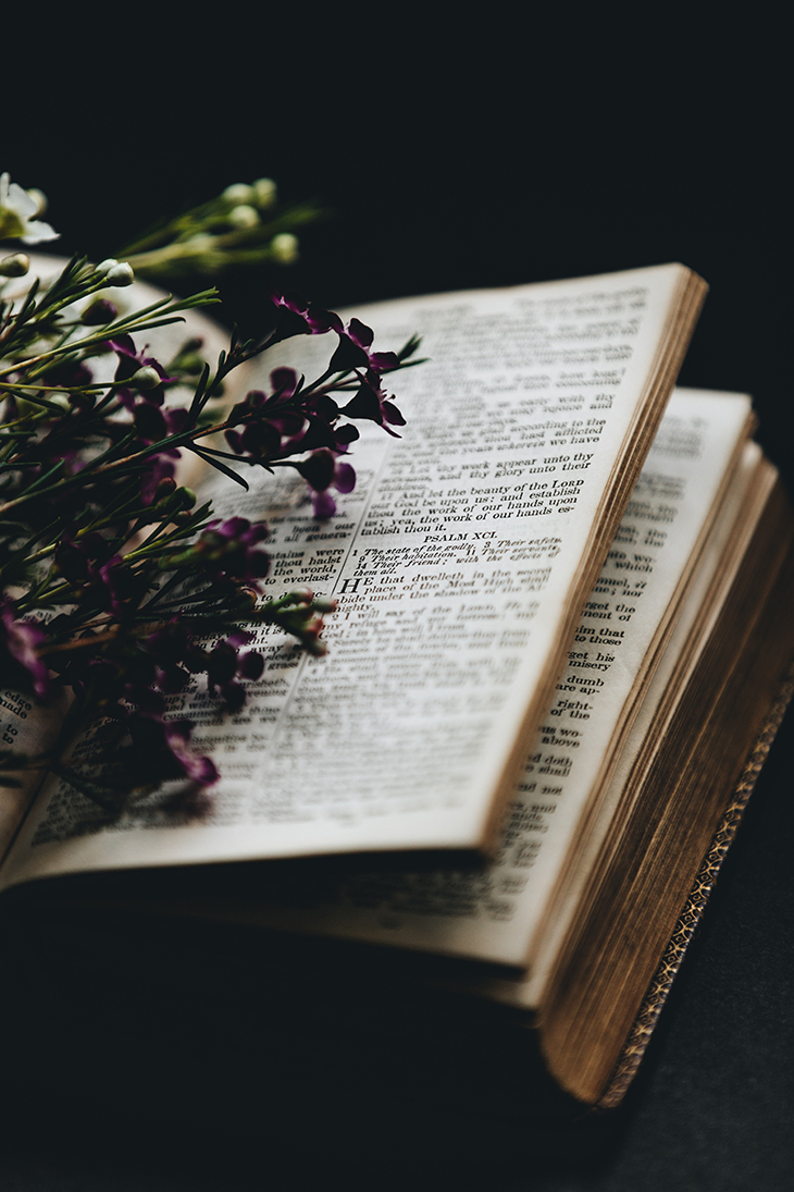 kirchliche Trauung Bibel Blumen