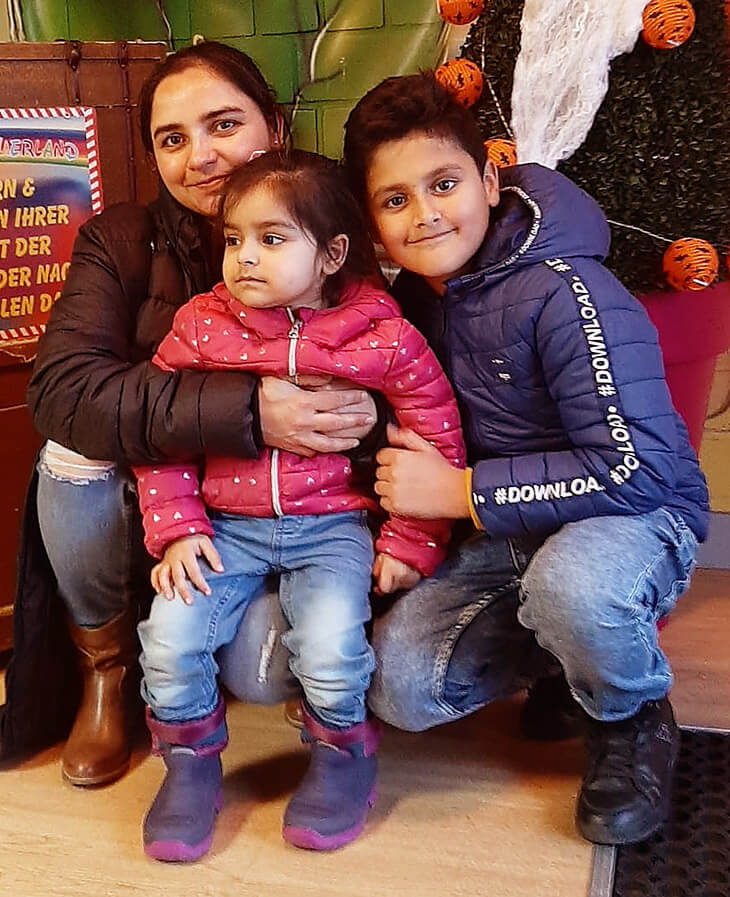 Mutter Amapreet Kaur Dhaliwal mit ihren Kindern Guneet und Ekanjit