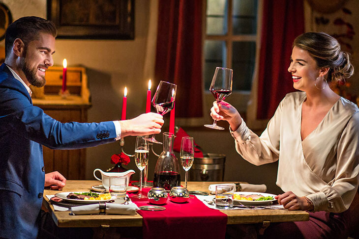 Heiratsantrag bei romantischem Candle-Light-Dinner