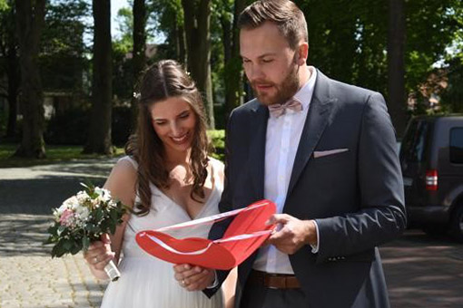 Brautpaar mit Hochzeitsrallye durch Friesland überrascht